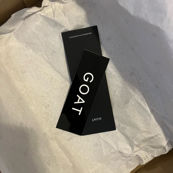 USED 2022 NIKE Wmns Air Jordan 1 Mid 'University Gold - Picture 5 of 7